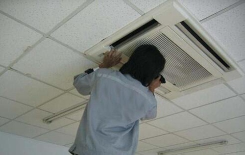 .空調(diào)盡量每月開次機。